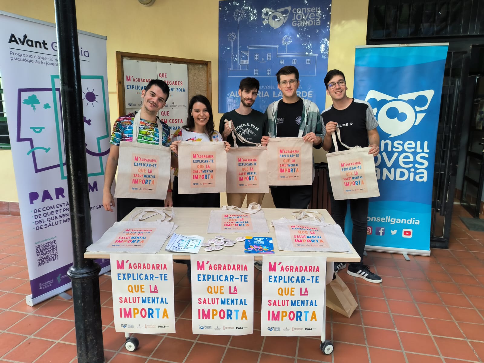 Components de la legislatura 2024-2025 del CJG promoncionant el cuidau de la salut mental.